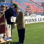 d16-Romanian-Orthodox-priest-blesses-Steaua-Bucharests-owner-Becali-in-Bucharest