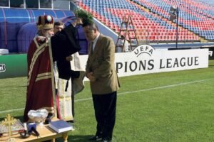 d16-Romanian-Orthodox-priest-blesses-Steaua-Bucharests-owner-Becali-in-Bucharest